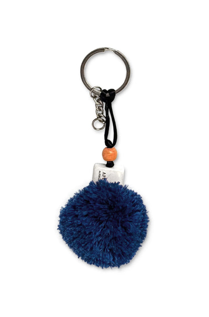 Flauschiger Schlüsselanhänger mit Alpaka-Wollbommel & Keramikdetail