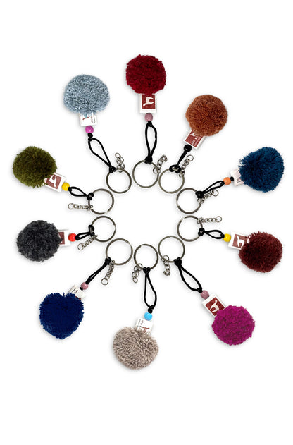 Flauschiger Schlüsselanhänger mit Alpaka-Wollbommel & Keramikdetail